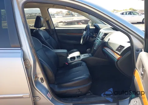 2013 Subaru Outback 2.5I Limited z USA, uszkodzony, nr VIN 4S4BRBLC5D3275931